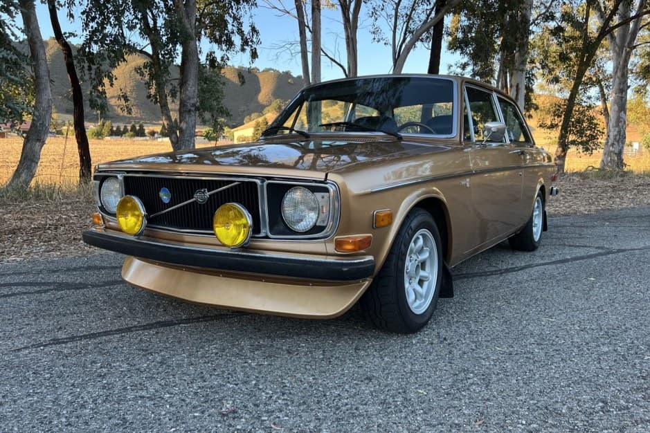 1971 Volvo 140 sold for $22,000