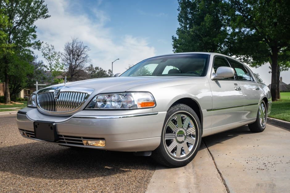2003 Lincoln Town Car sold for $27,750