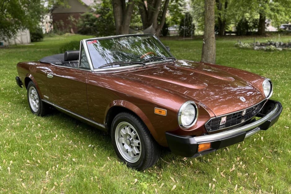 1983 Fiat 124 Spider (1966-1985) sold for $12,250