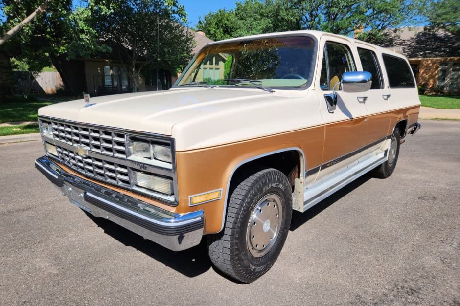 1990 Chevrolet Suburban (1973-1991) sold for $7,500