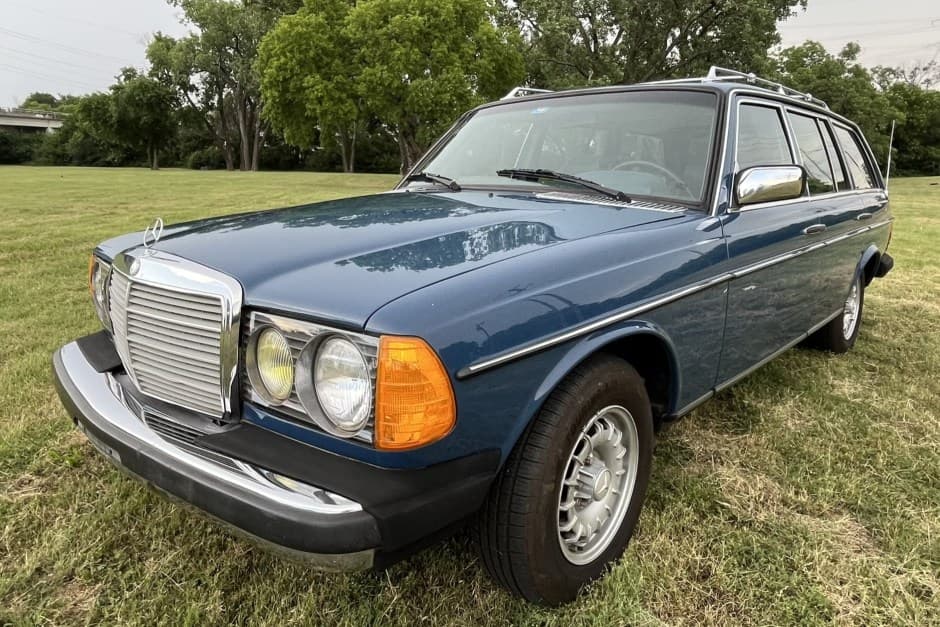 1981 Mercedes-Benz W123 sold for $16,250