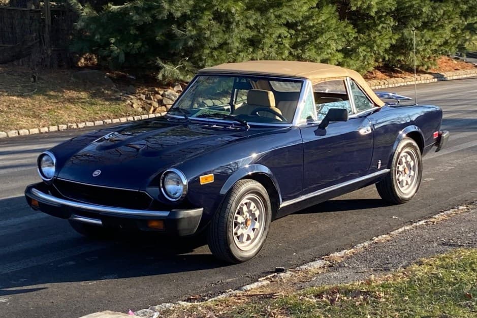 1981 Fiat 124 Spider (1966-1985) sold for $8,500