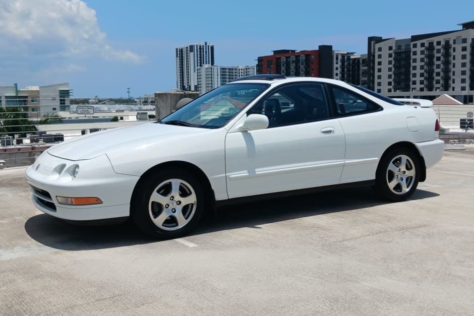 1995 Acura Integra sold for $8,900