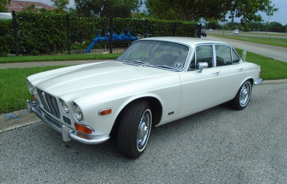 1972 Jaguar XJ Series 1 (1968-1973) sold for $12,000