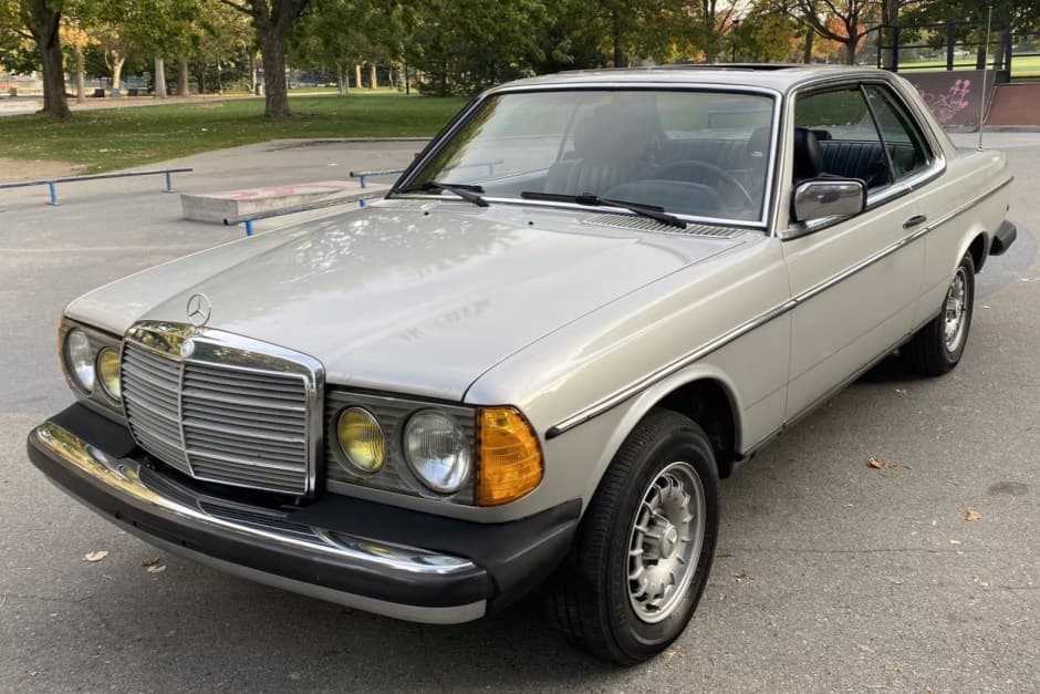 1982 Mercedes-Benz W123 sold for $10,000