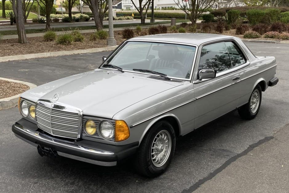1980 Mercedes-Benz W123 sold for $17,750
