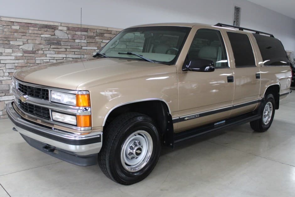 1999 Chevrolet Suburban (GMT400 1992-1999) sold for $17,500