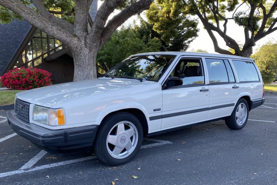 1990 Volvo 700-Series sold for $6,740