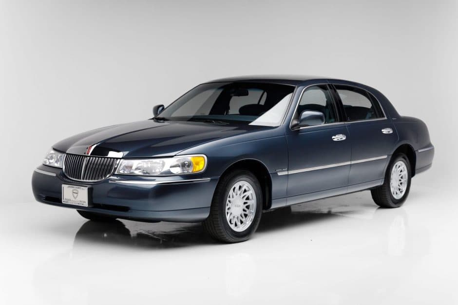 1998 Lincoln Town Car sold for $19,250