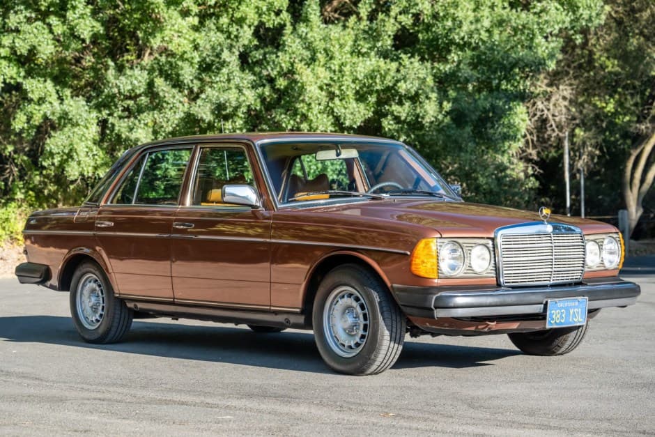 1979 Mercedes-Benz W123 sold for $14,000