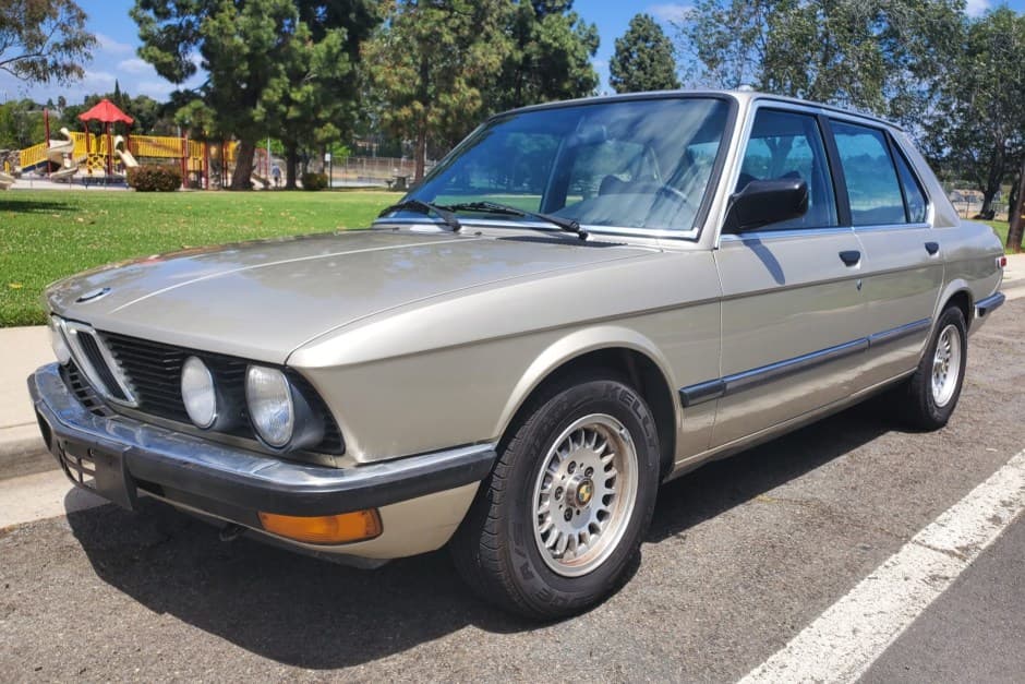 1984 BMW E28 5-Series sold for $3,200