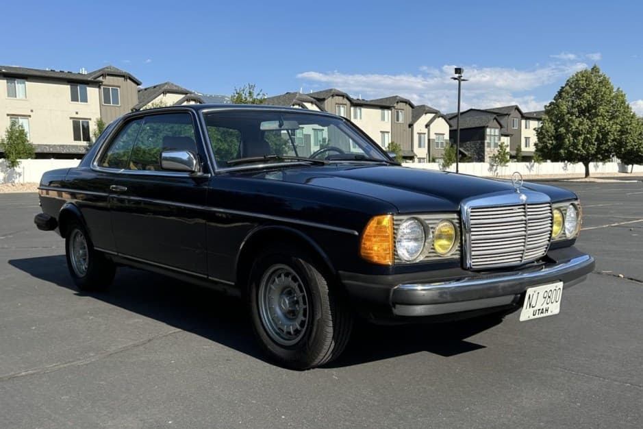 1983 Mercedes-Benz W123 sold for $19,000