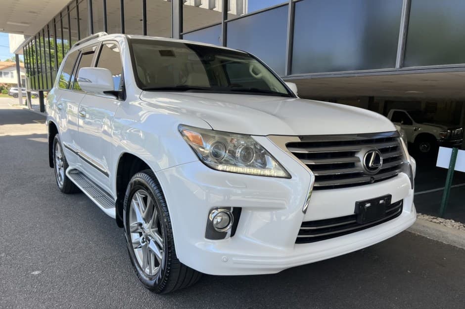 2013 Lexus LX570 sold for $28,550