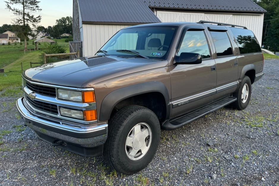 1998 Chevrolet Suburban (GMT400 1992-1999) sold for $8,400