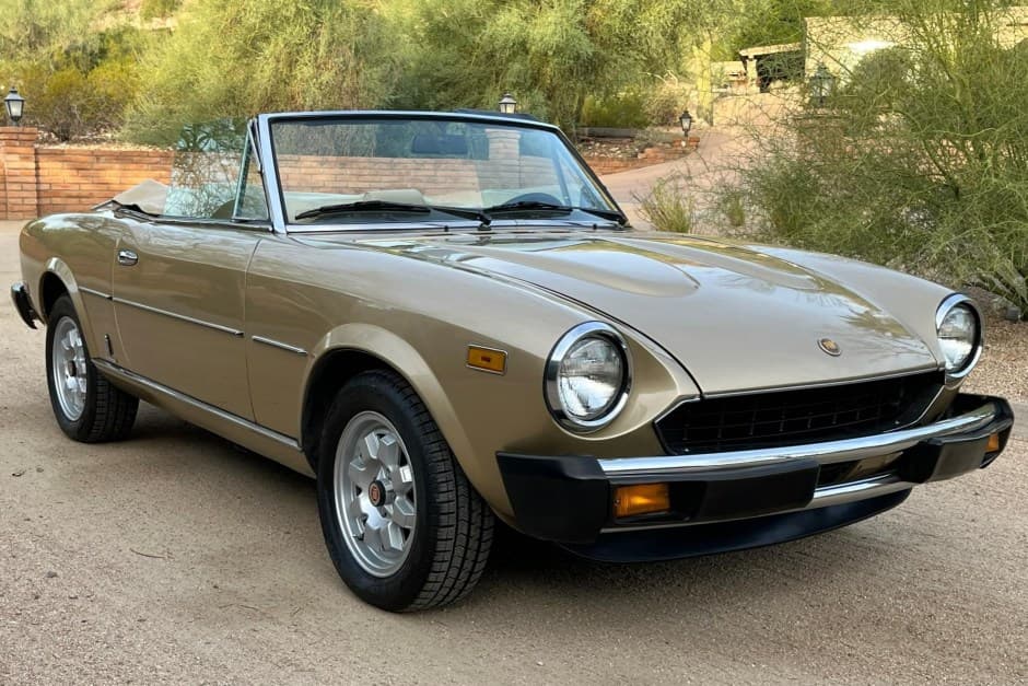 1981 Fiat 124 Spider (1966-1985) sold for $16,500