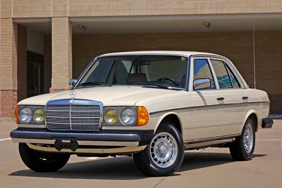 1985 Mercedes-Benz W123 sold for $11,700