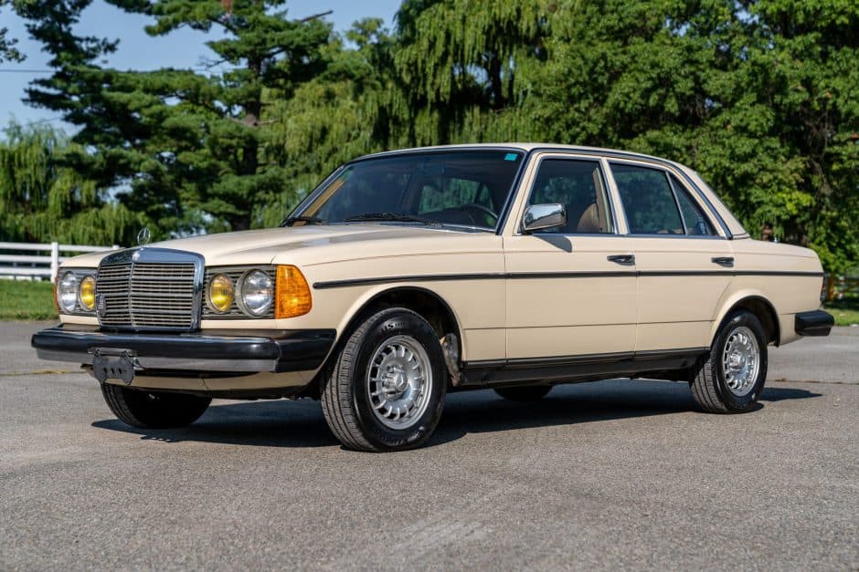 1982 Mercedes-Benz W123 sold for $21,000