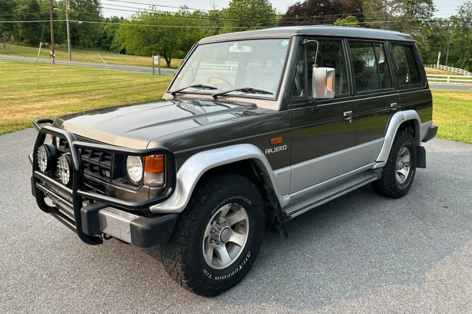 1990 Mitsubishi Pajero & Montero sold for $9,900