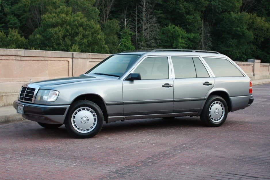 1989 Mercedes-Benz W124 E-Class sold for $17,500