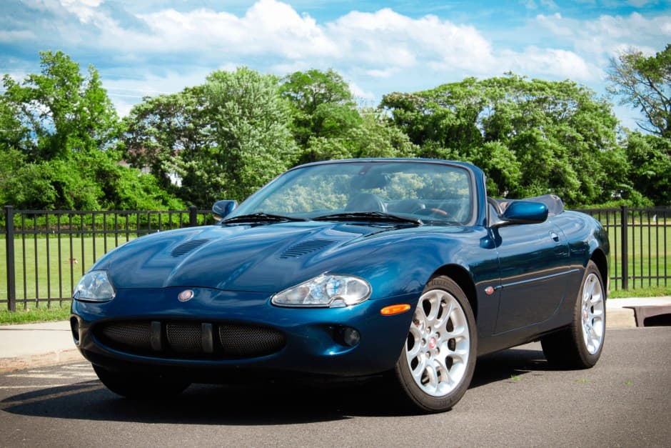 2000 Jaguar XKR sold for $8,100