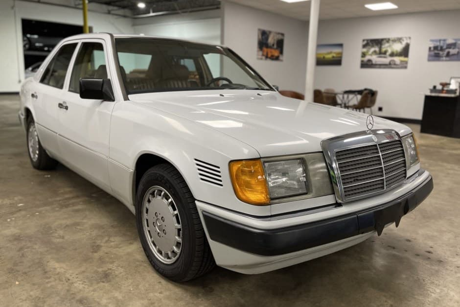 1992 Mercedes-Benz W124 E-Class sold for $5,100