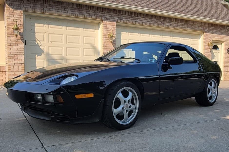1984 Porsche 928 sold for $9,928