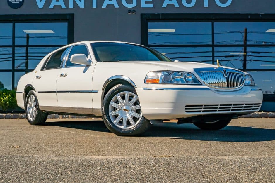 2007 Lincoln Town Car sold for $18,250