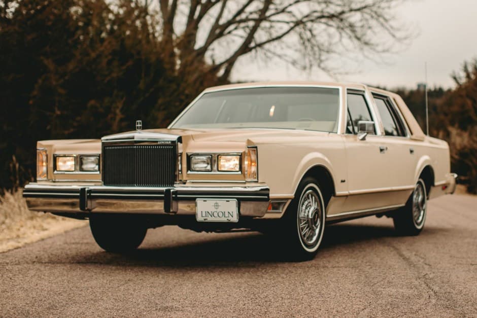 1984 Lincoln Town Car sold for $18,750