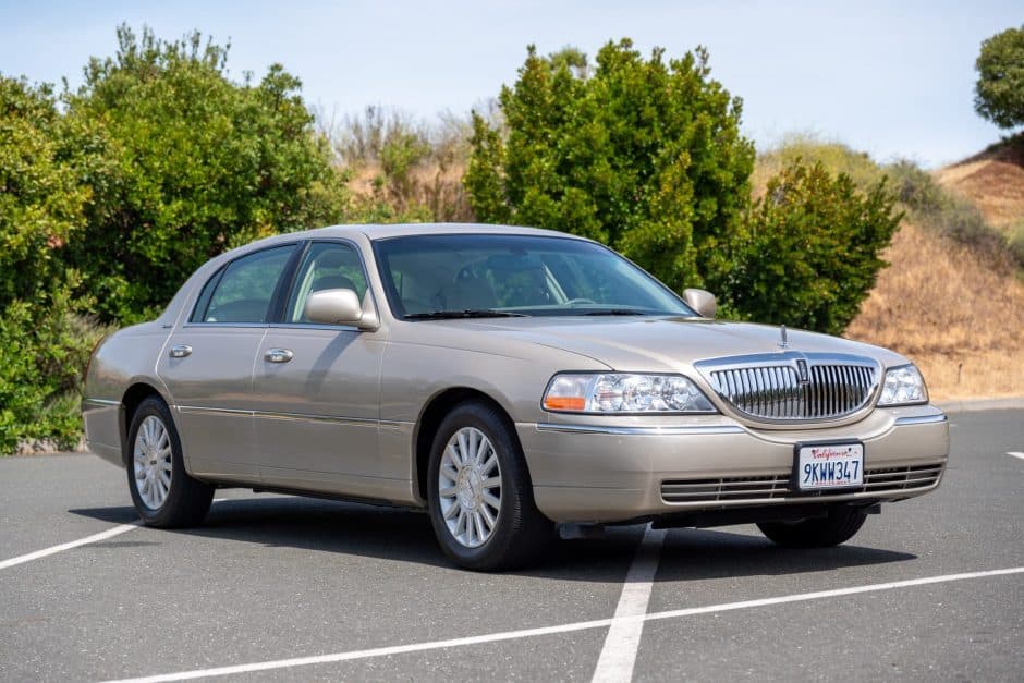 2004 Lincoln Town Car sold for $18,750