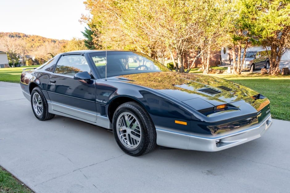 1985 Pontiac Firebird (1982-1992) sold for $18,250