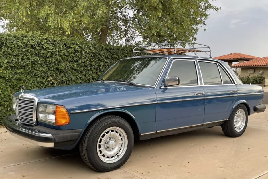 1981 Mercedes-Benz W123 sold for $8,900