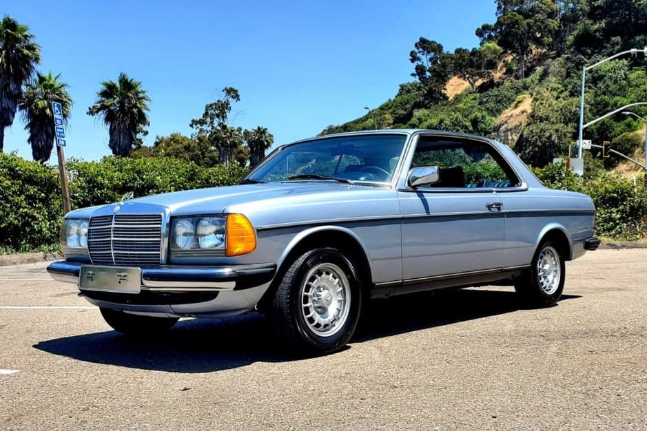 1980 Mercedes-Benz W123 sold for $11,900