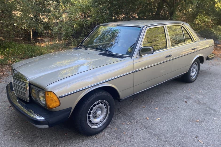 1983 Mercedes-Benz W123 sold for $8,301
