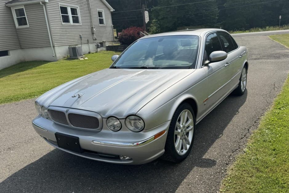 2004 Jaguar X350/X356/X358 XJR (2004-2009) sold for $20,000