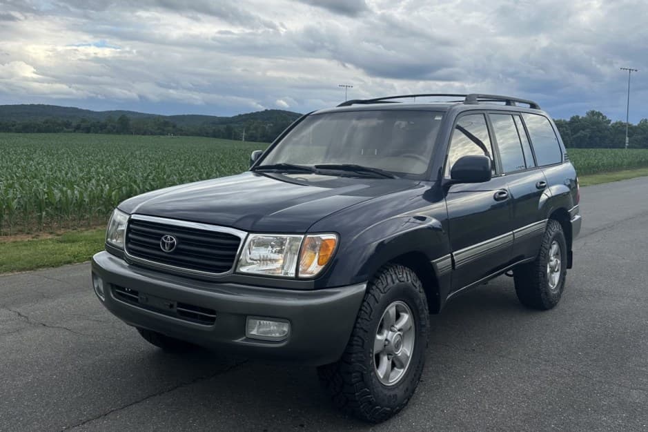 2000 Toyota Land Cruiser 100-Series sold for $16,001