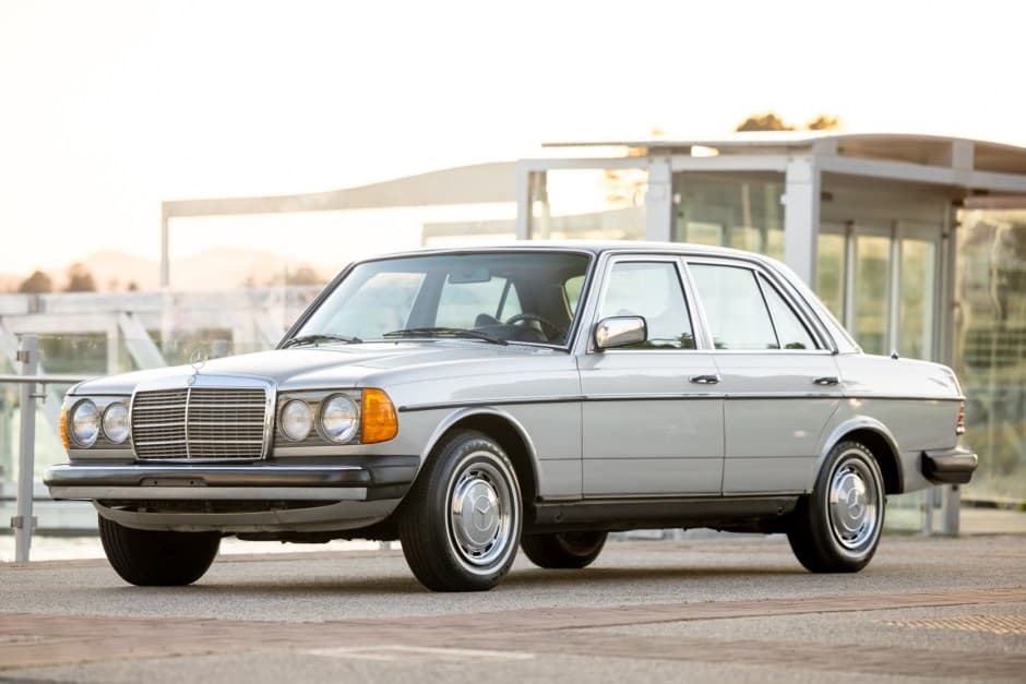 1977 Mercedes-Benz W123 sold for $9,400