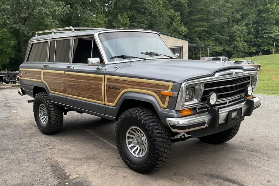 1989 Jeep SJ Grand Wagoneer sold for $16,750