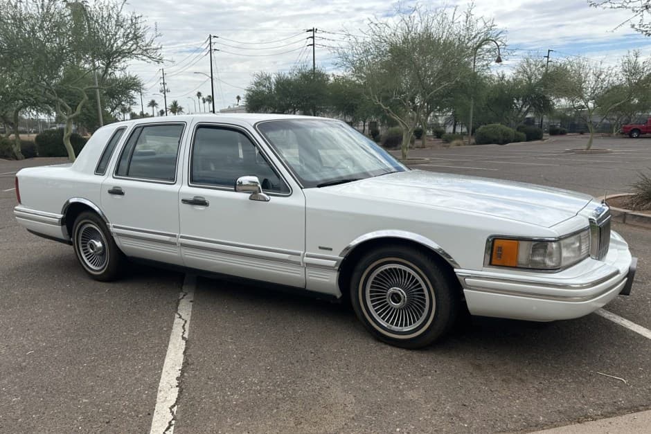 1991 Lincoln Town Car sold for $5,600