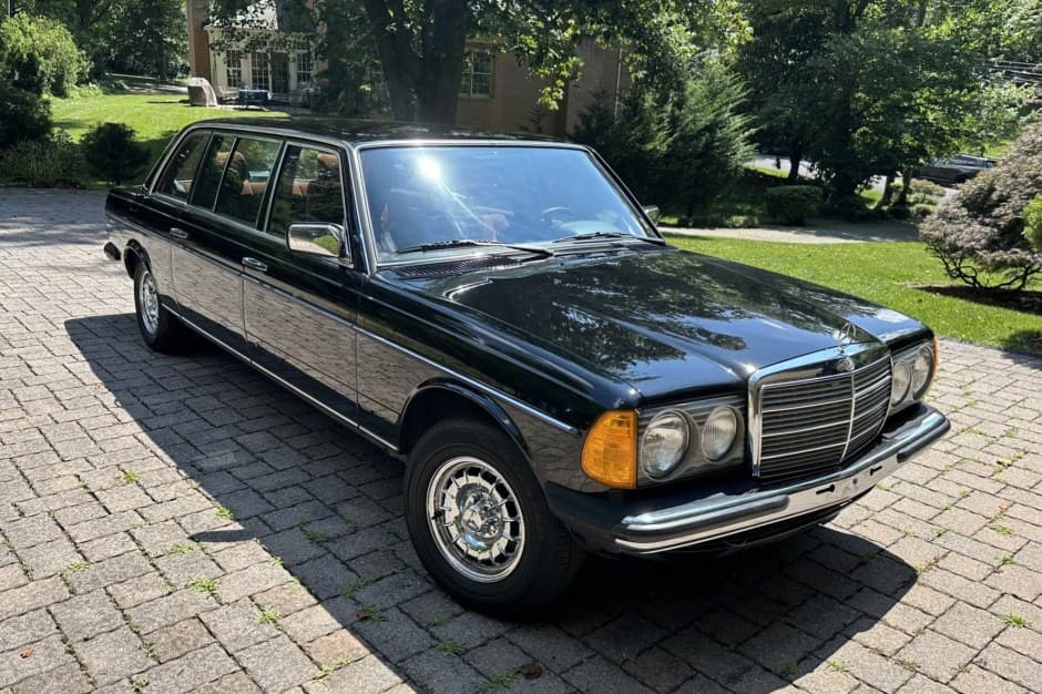 1985 Mercedes-Benz W123 sold for $12,000