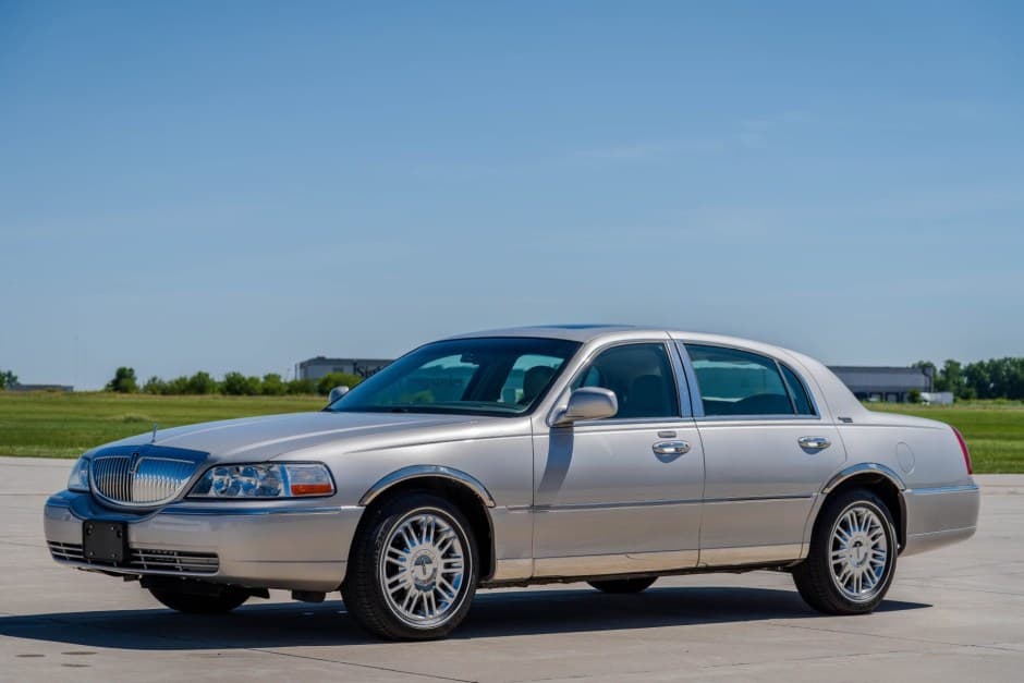 2007 Lincoln Town Car sold for $16,750
