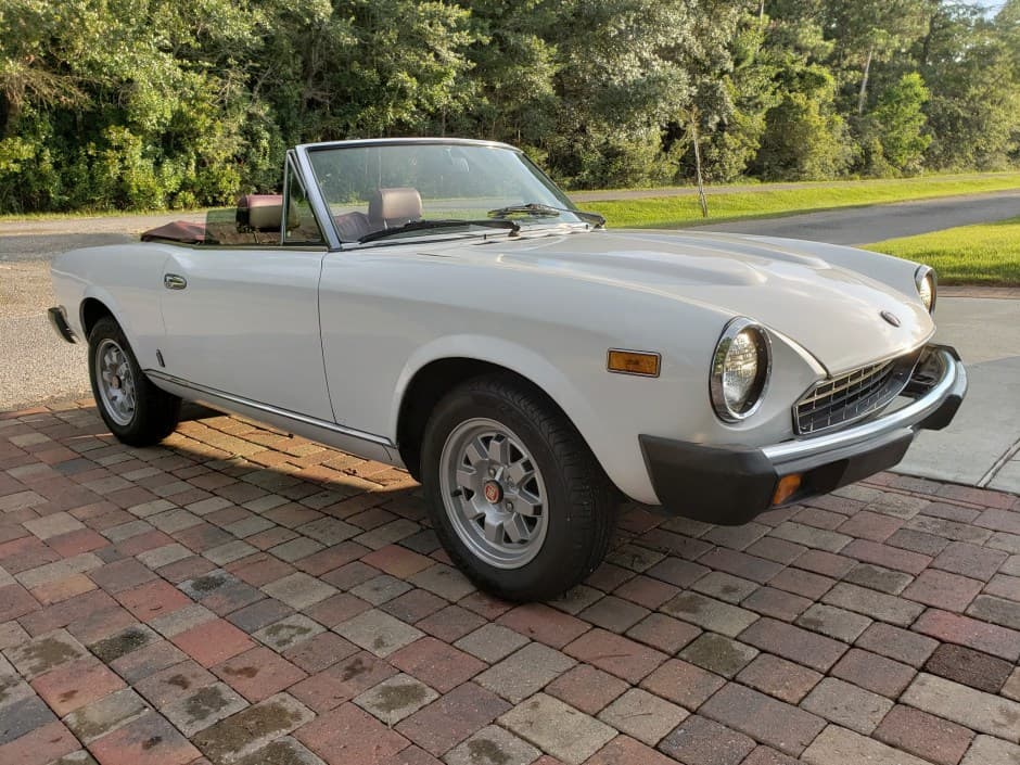 1982 Fiat 124 Spider (1966-1985) sold for $7,500
