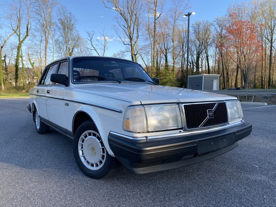 1990 Volvo 240 sold for $5,100