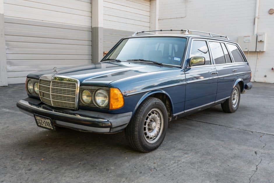 1985 Mercedes-Benz W123 sold for $12,000