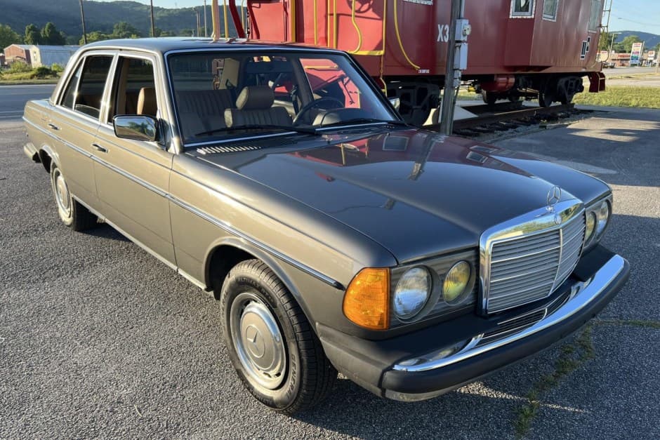 1985 Mercedes-Benz W123 sold for $16,250