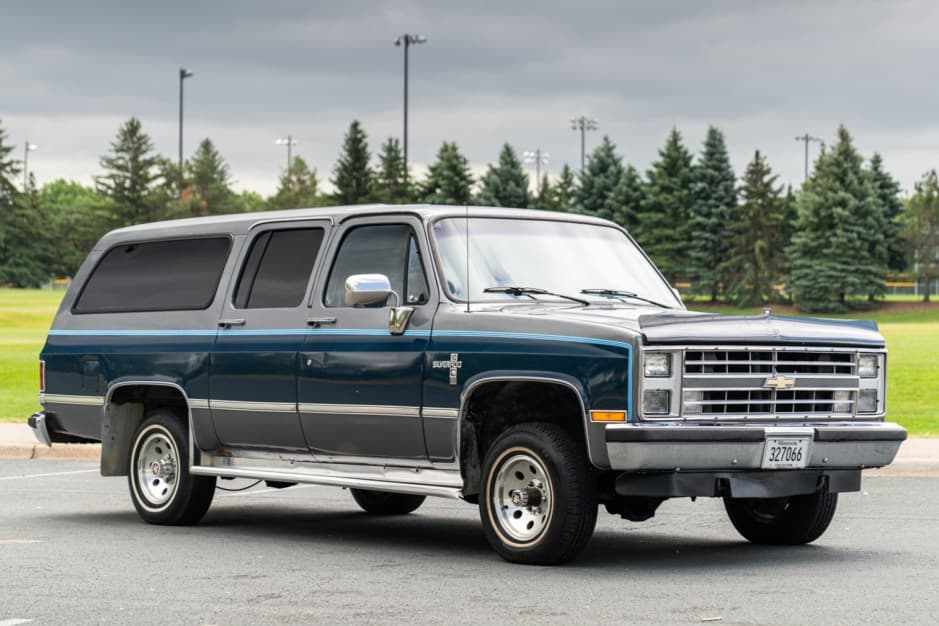 1988 Chevrolet Suburban (1973-1991) sold for $7,450