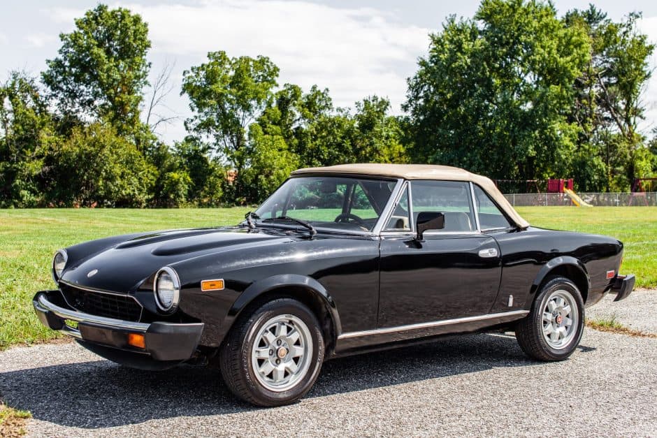 1982 Fiat 124 Spider (1966-1985) sold for $7,750