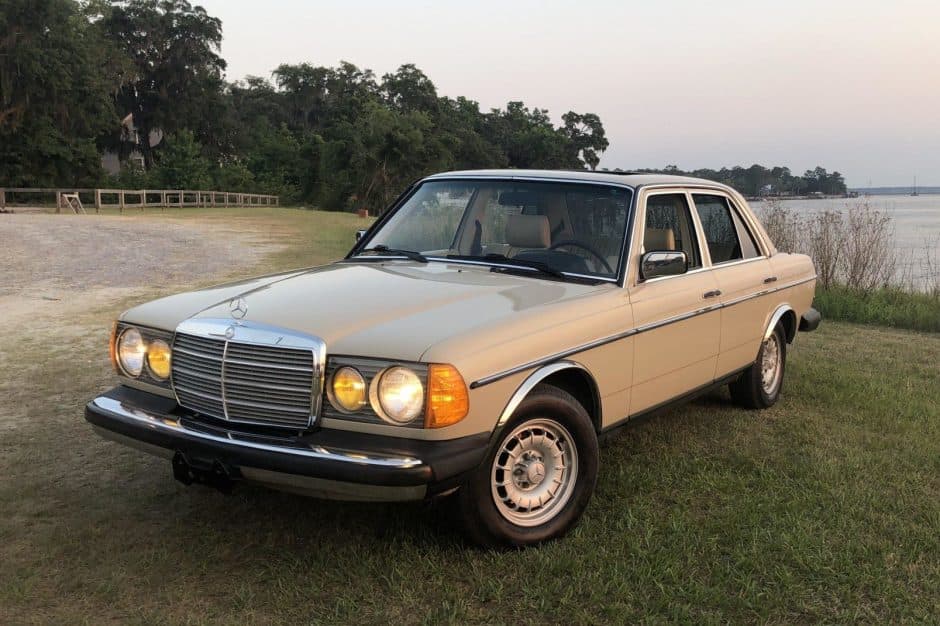 1985 Mercedes-Benz W123 sold for $15,250