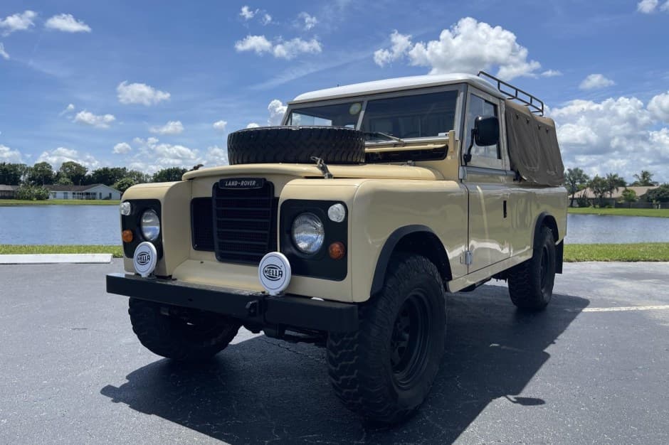 1973 Land Rover Series 109 sold for $23,250