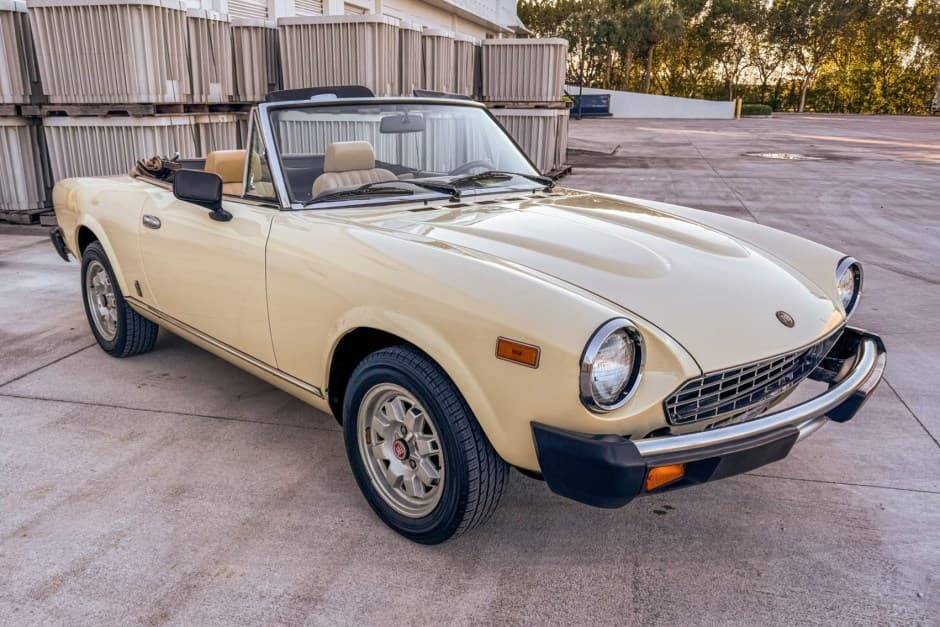 1982 Fiat 124 Spider (1966-1985) sold for $7,850