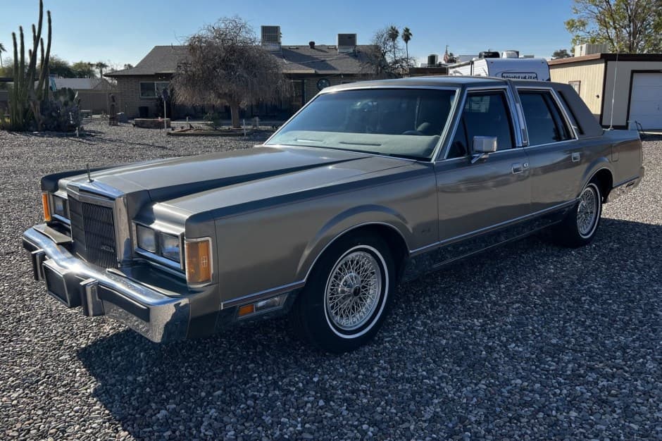 1989 Lincoln Town Car sold for $6,850